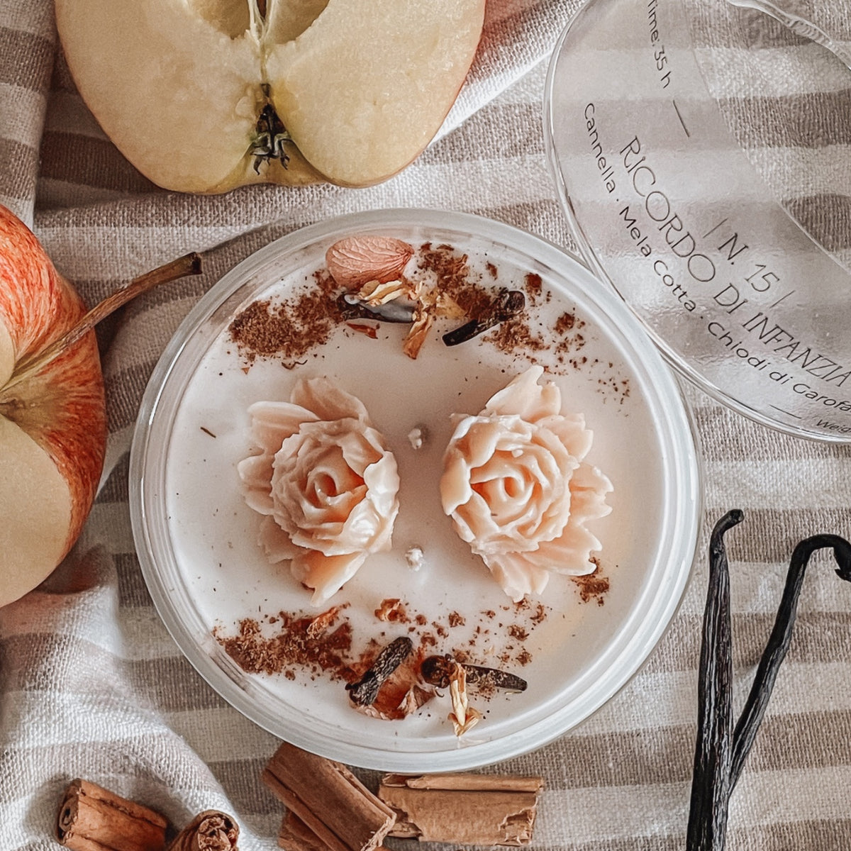 Hanami: Candela Profumata in Cera di Soia con Fiori di Cera in Campana di Vetro