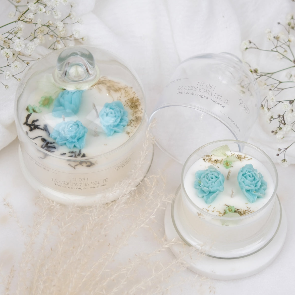 Hanami: Candela Profumata in Cera di Soia con Fiori di Cera in Campana di Vetro