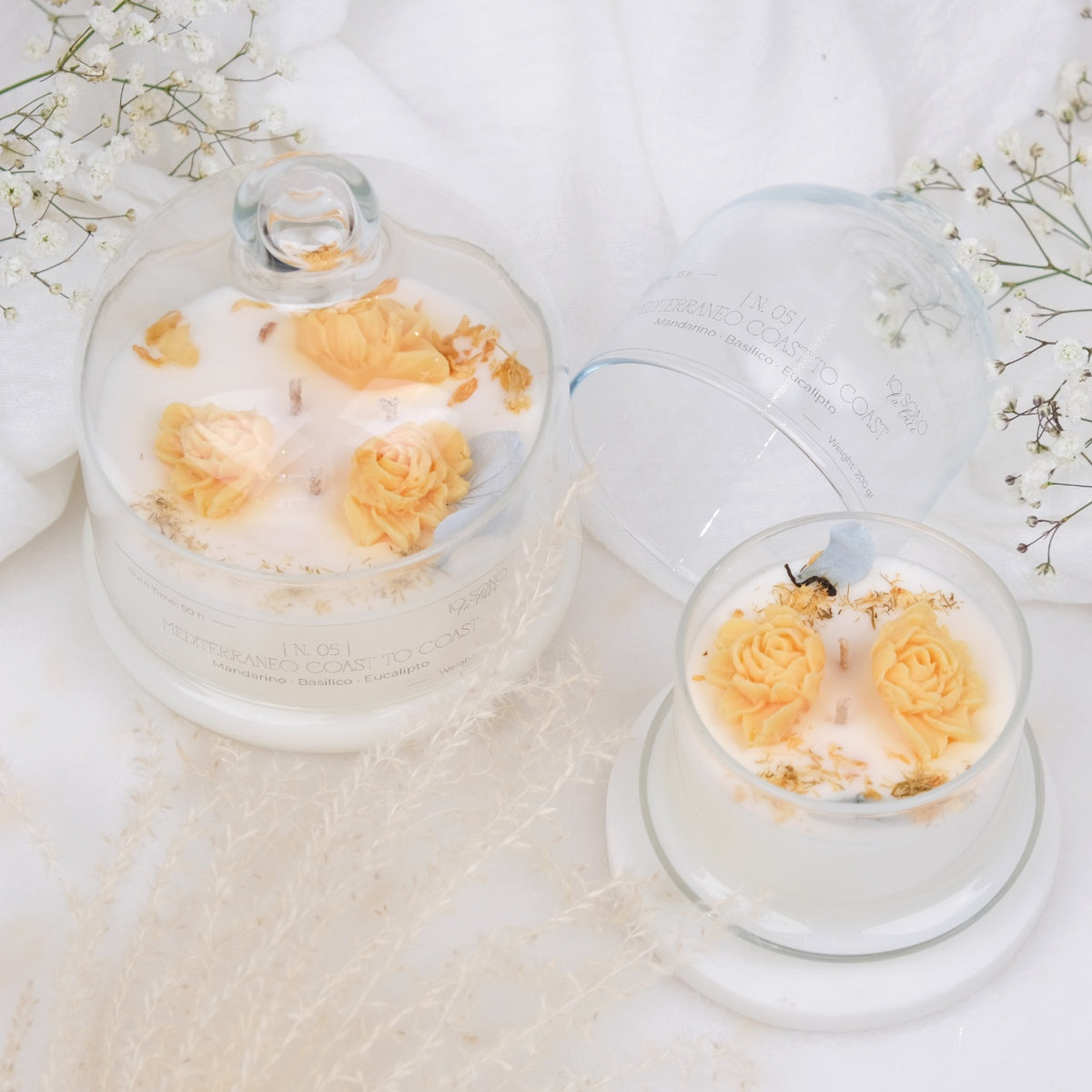 Hanami: Candela Profumata in Cera di Soia con Fiori di Cera in Campana di Vetro