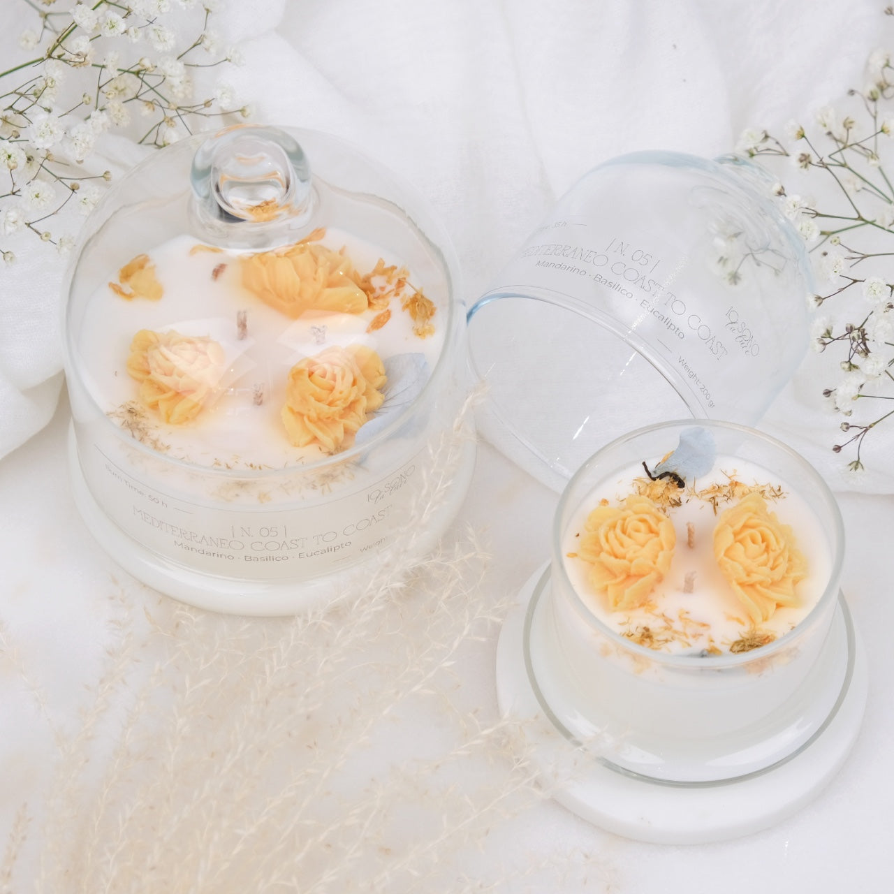 Hanami: Candela Profumata in Cera di Soia con Fiori di Cera in Campana di Vetro