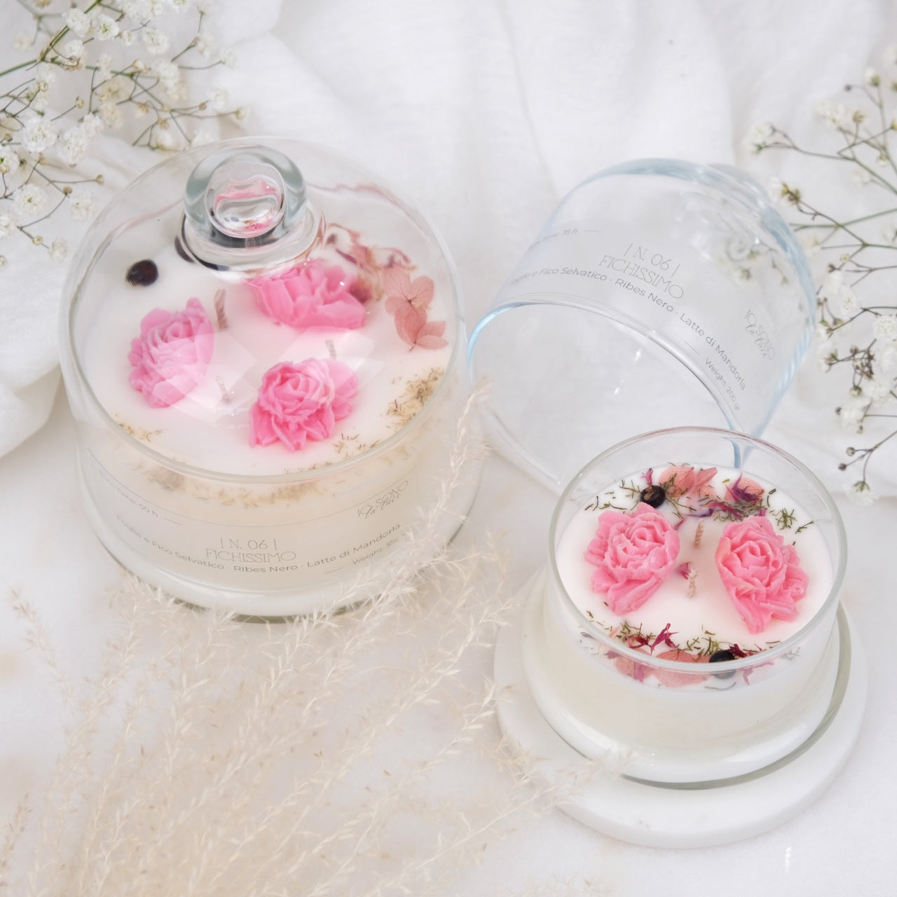 Hanami: Candela Profumata in Cera di Soia con Fiori di Cera in Campana di Vetro