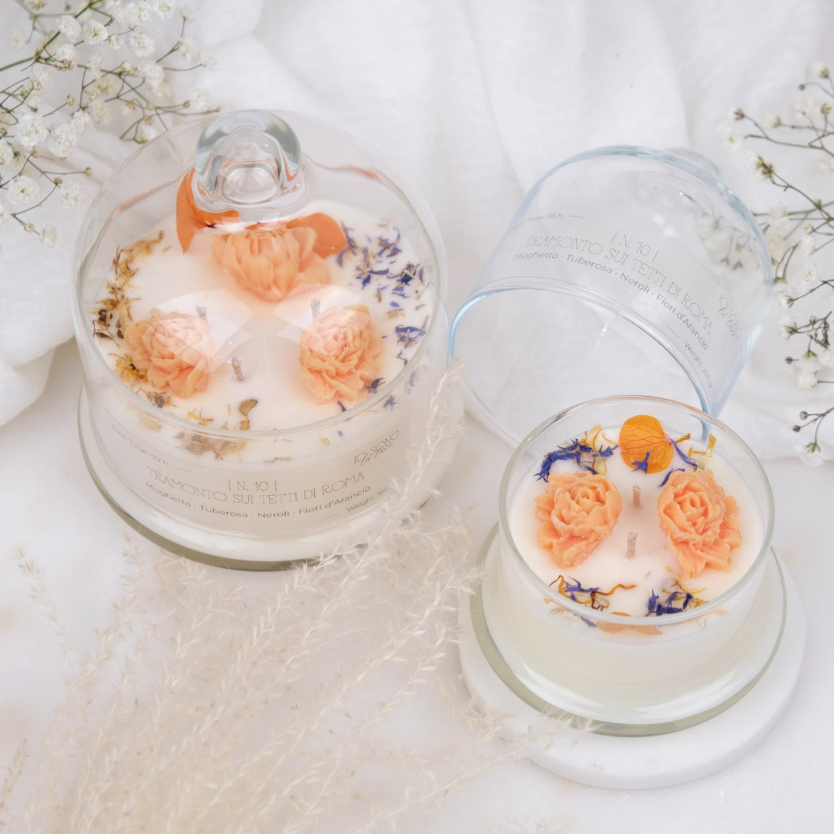 Hanami: Candela Profumata in Cera di Soia con Fiori di Cera in Campana di Vetro