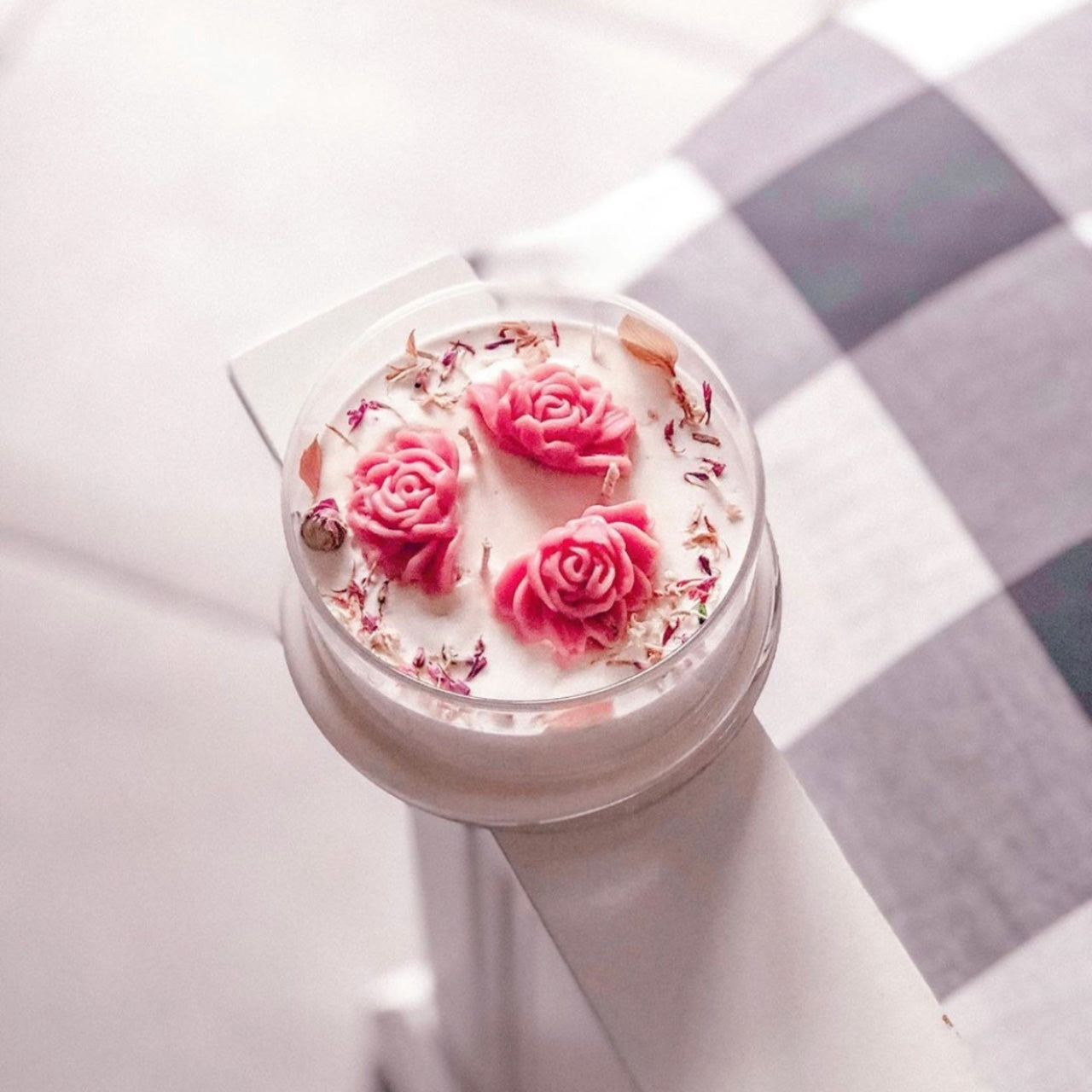 Hanami: Candela Profumata in Cera di Soia con Fiori di Cera in Campana di Vetro
