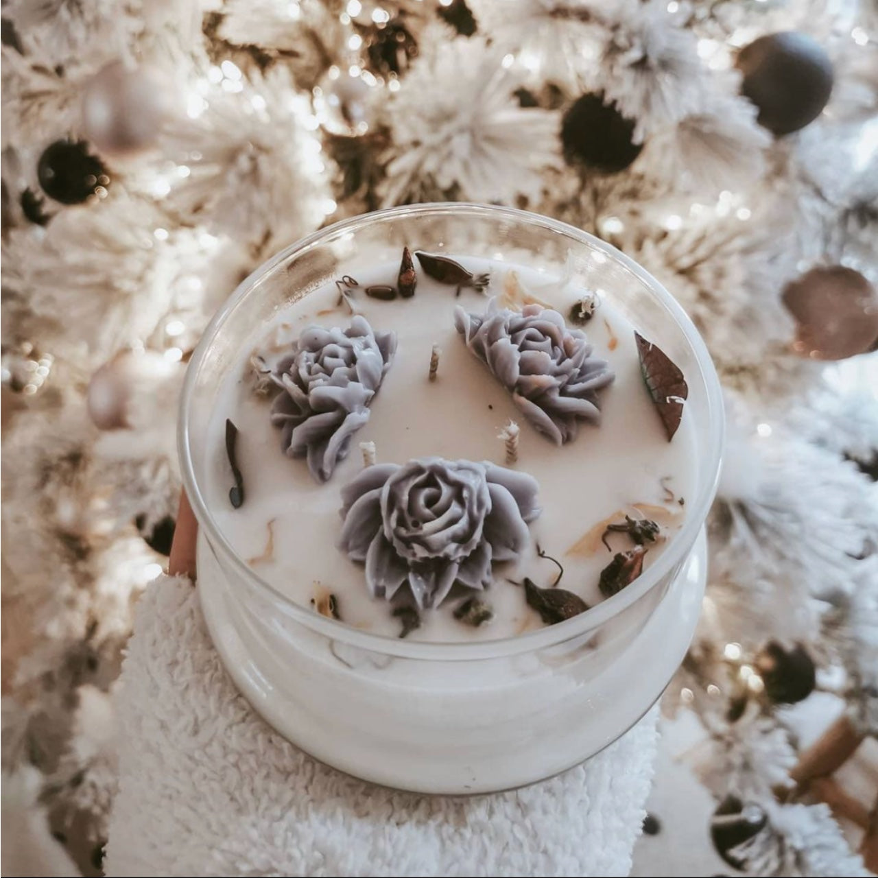 Hanami: Candela Profumata in Cera di Soia con Fiori di Cera in Campana di Vetro