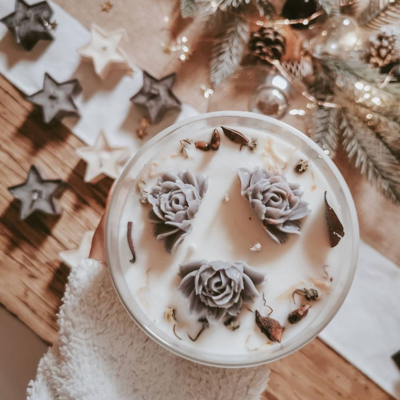 Hanami: Candela Profumata in Cera di Soia con Fiori di Cera in Campana di Vetro