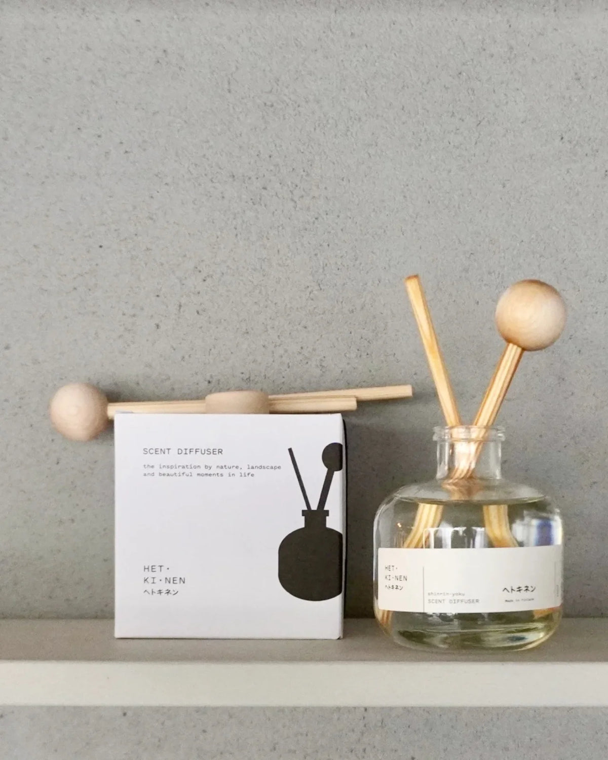 Diffusori d&#39;ambiente naturali Hetkinen con packaging ecosostenibile e design japandi minimalista 