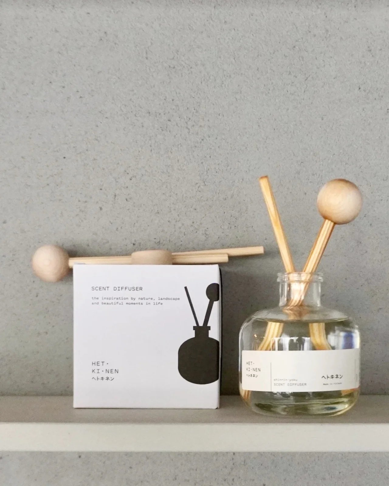 Diffusori d'ambiente naturali Hetkinen con packaging ecosostenibile e design japandi minimalista 