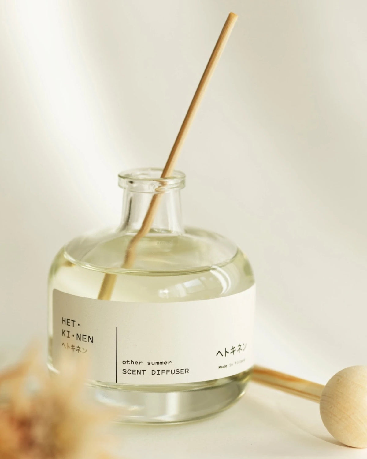 Dettaglio dei bastoncini in legno di pino naturale del diffusore Hetkinen che assorbono e diffondono la fragranza naturale