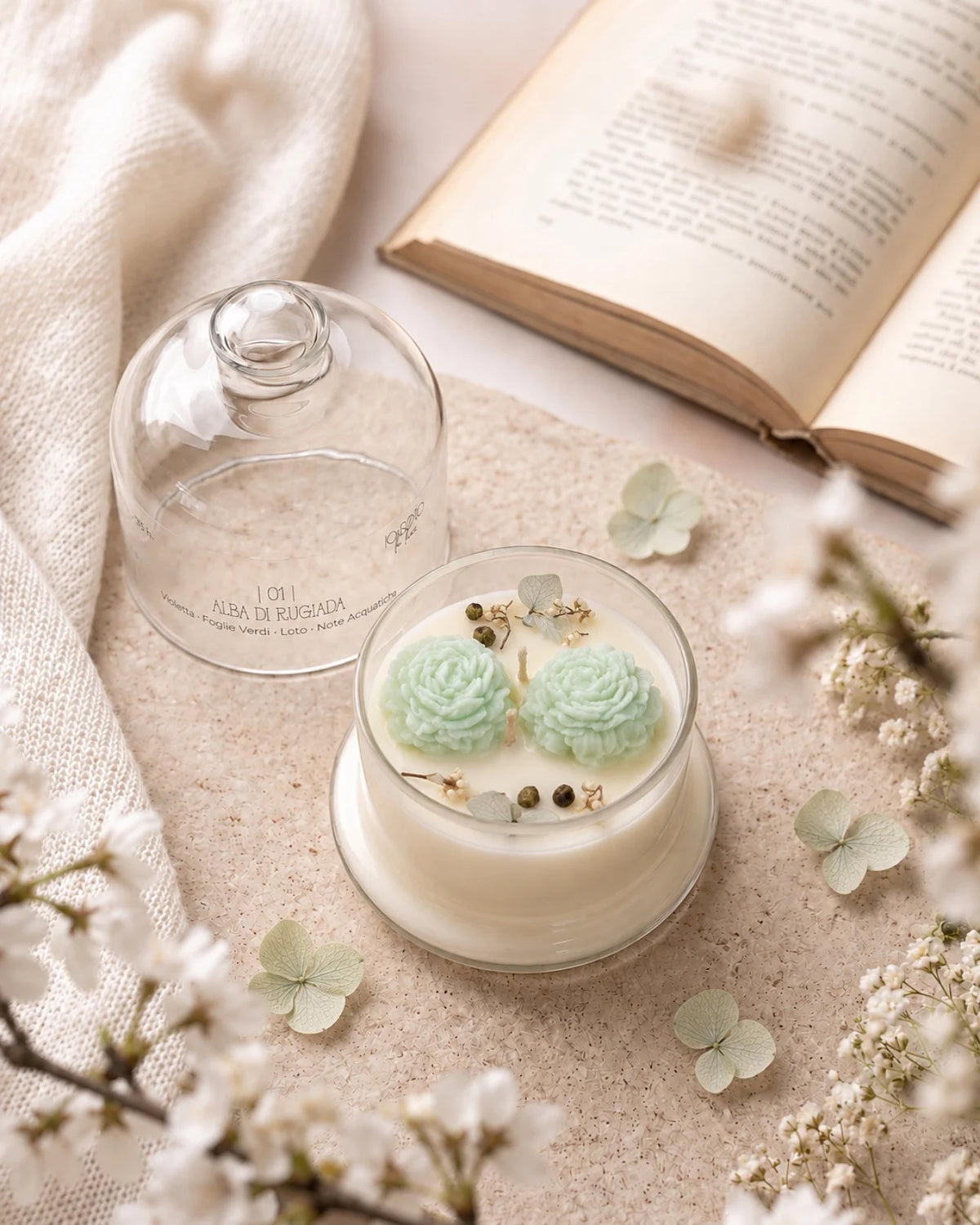 Candela botanica Hanami con campana di vetro, fiamme danzanti e composizione di petali e fiori essiccati con fiorellini di cera ispirata alla fioritura dei ciliegi giapponesi | Profumo violetta, foglie verdi, loto, note acquatiche - formato piccolo 200 gr 