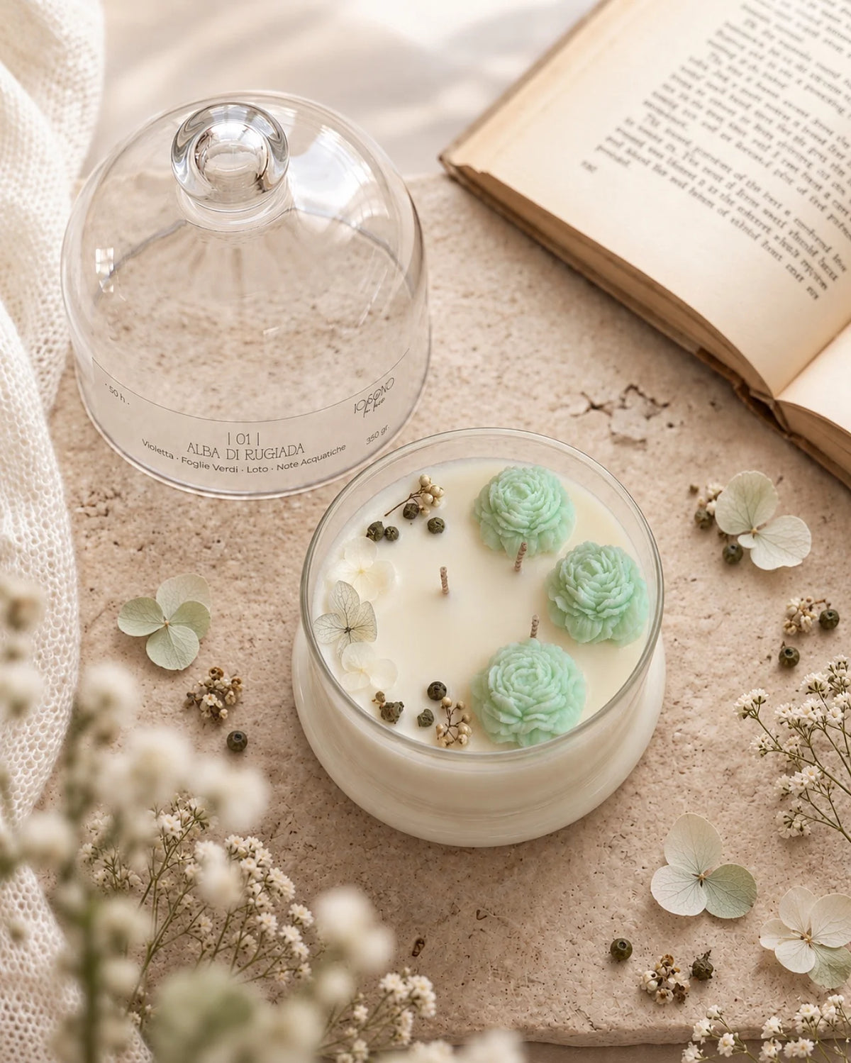 Candela botanica Hanami con campana di vetro, fiamme danzanti e composizione di petali e fiori essiccati con fiorellini di cera ispirata alla fioritura dei ciliegi giapponesi | Profumo verde, acquatico, floreale delicato formato grande 350 gr 