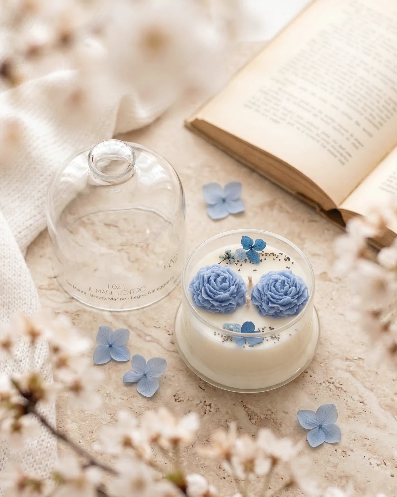 Candela botanica Hanami con campana di vetro, fiamme danzanti e composizione di petali e fiori essiccati con fiorellini di cera ispirata alla fioritura dei ciliegi giapponesi | Profumo sali marini, brezze marine, legno galleggiante - formato piccolo 200 gr 