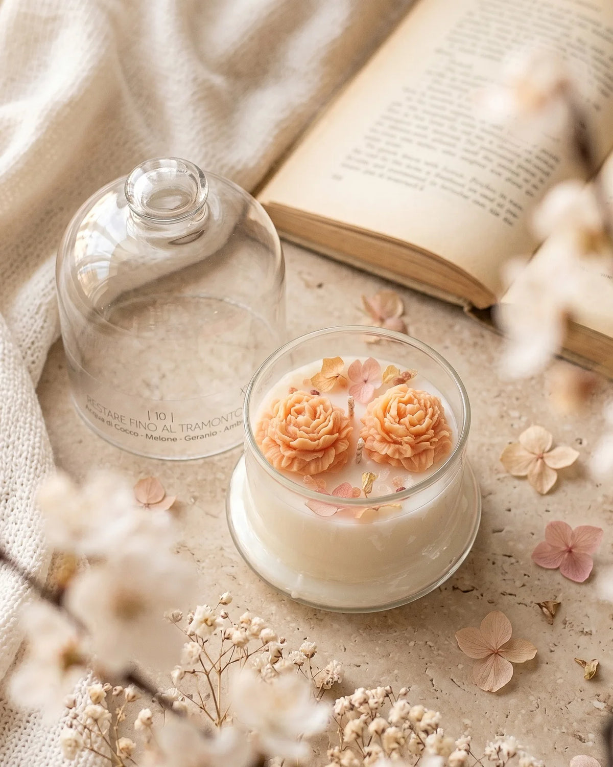 Candela botanica Hanami con campana di vetro, fiamme danzanti e composizione di petali e fiori essiccati con fiorellini di cera ispirata alla fioritura dei ciliegi giapponesi | Profumo acqua di cocco, melone, geranio e ambra - formato piccolo 200 gr 