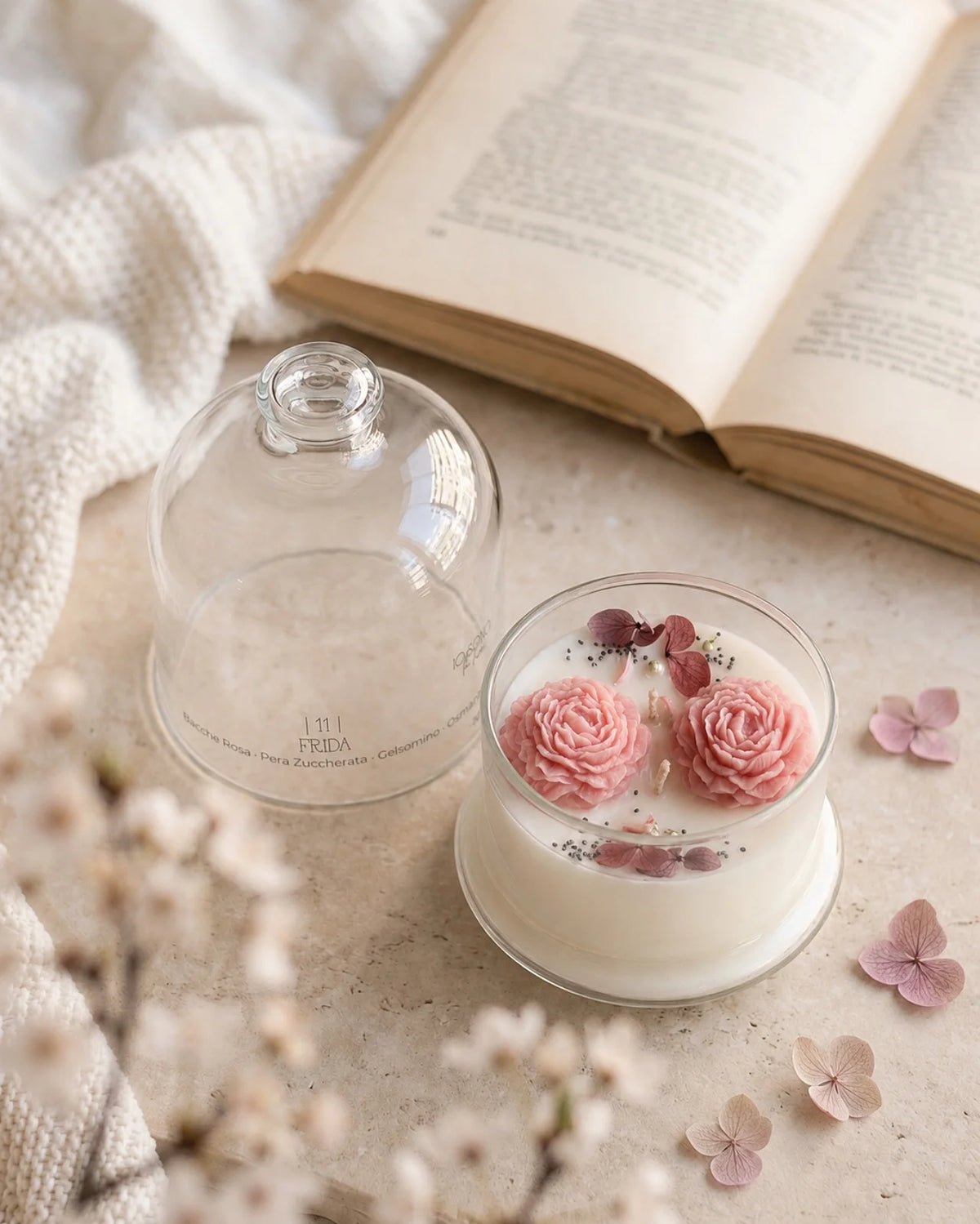 Candela botanica Hanami con campana di vetro, fiamme danzanti e composizione di petali e fiori essiccati con fiorellini di cera ispirata alla fioritura dei ciliegi giapponesi | Profumo bacche rosa, pera zuccherata, gelsomino sambac, osmanto - formato piccolo 200 gr 
