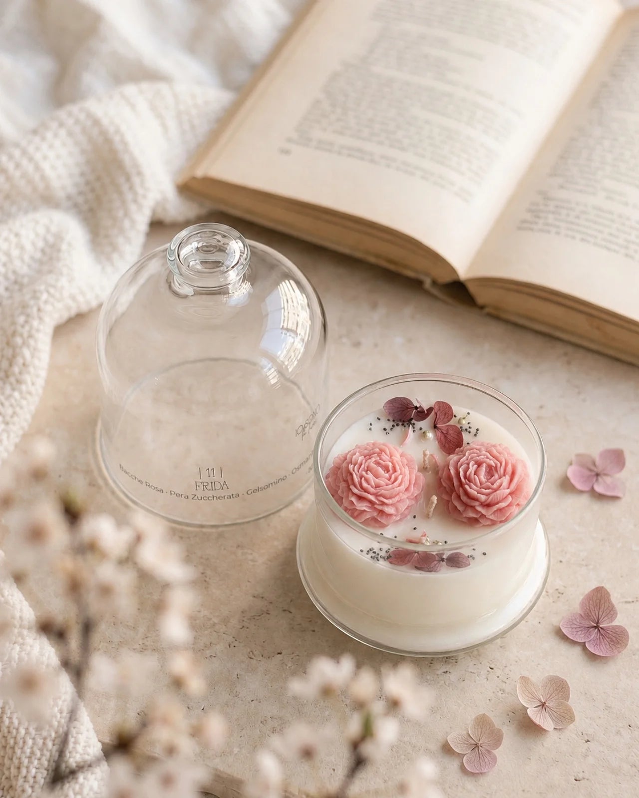 Candela botanica Hanami con campana di vetro, fiamme danzanti e composizione di petali e fiori essiccati con fiorellini di cera ispirata alla fioritura dei ciliegi giapponesi | Profumo bacche rosa, pera zuccherata, gelsomino sambac, osmanto - formato piccolo 200 gr 
