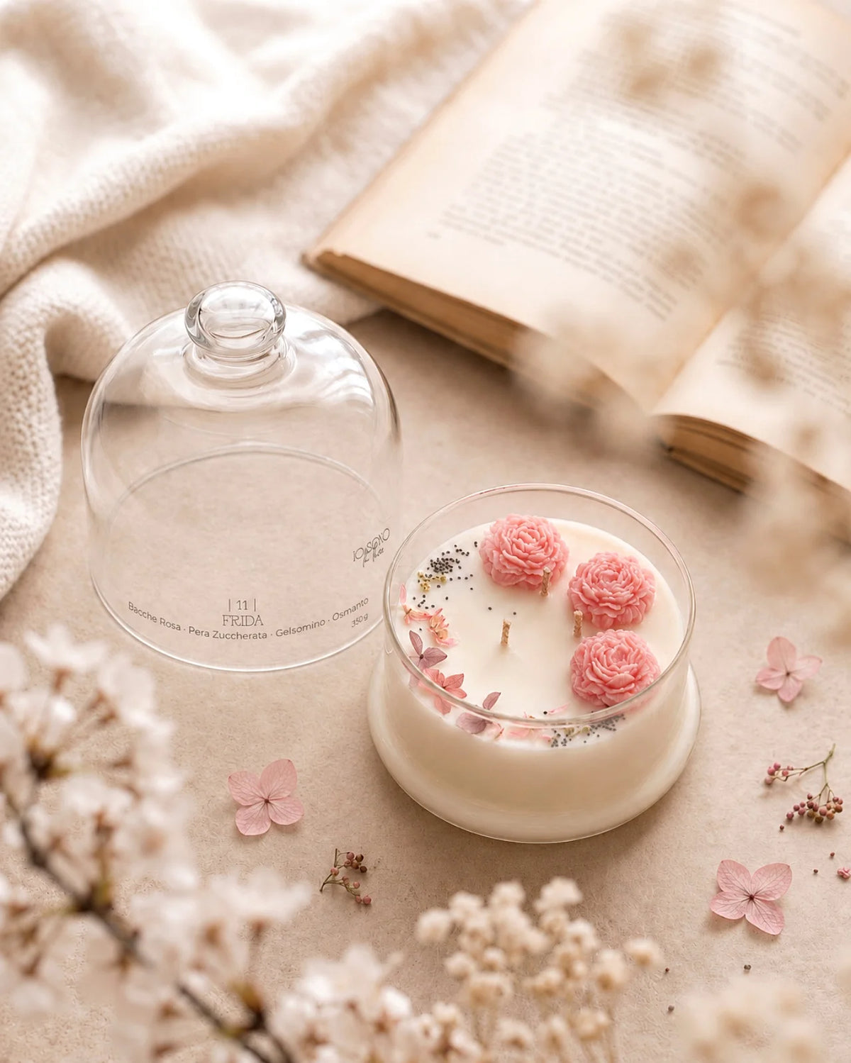 Candela botanica Hanami con campana di vetro, fiamme danzanti e composizione di petali e fiori essiccati con fiorellini di cera ispirata alla fioritura dei ciliegi giapponesi | Profumo fiorito, fruttato vellutato, legnoso grande 350 gr 
