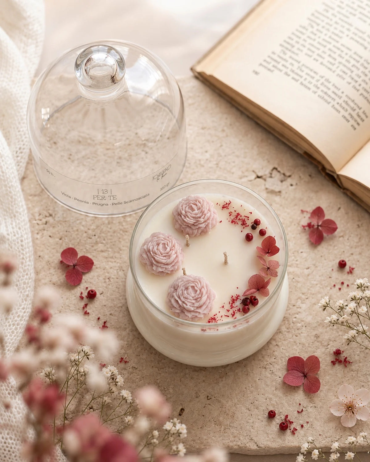 Candela botanica Hanami con campana di vetro, fiamme danzanti e composizione di petali e fiori essiccati con fiorellini di cera ispirata alla fioritura dei ciliegi giapponesi | Profumo floreale, caldo, suede  350 gr 