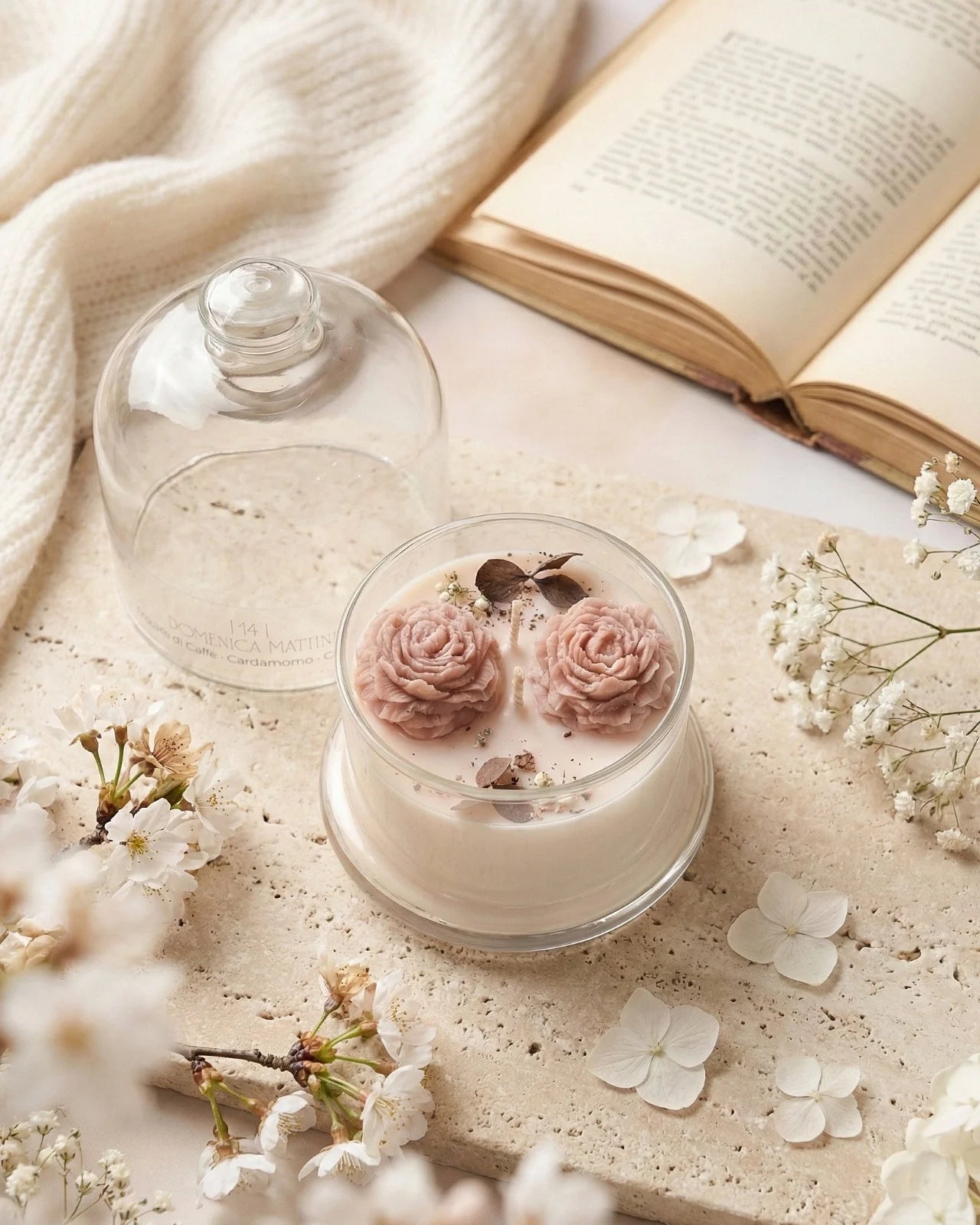 Candela botanica Hanami con campana di vetro, fiamme danzanti e composizione di petali e fiori essiccati con fiorellini di cera ispirata alla fioritura dei ciliegi giapponesi | Profumo chicchi di caffè, cardamomo, oud e cacao - formato piccolo 200 gr 
