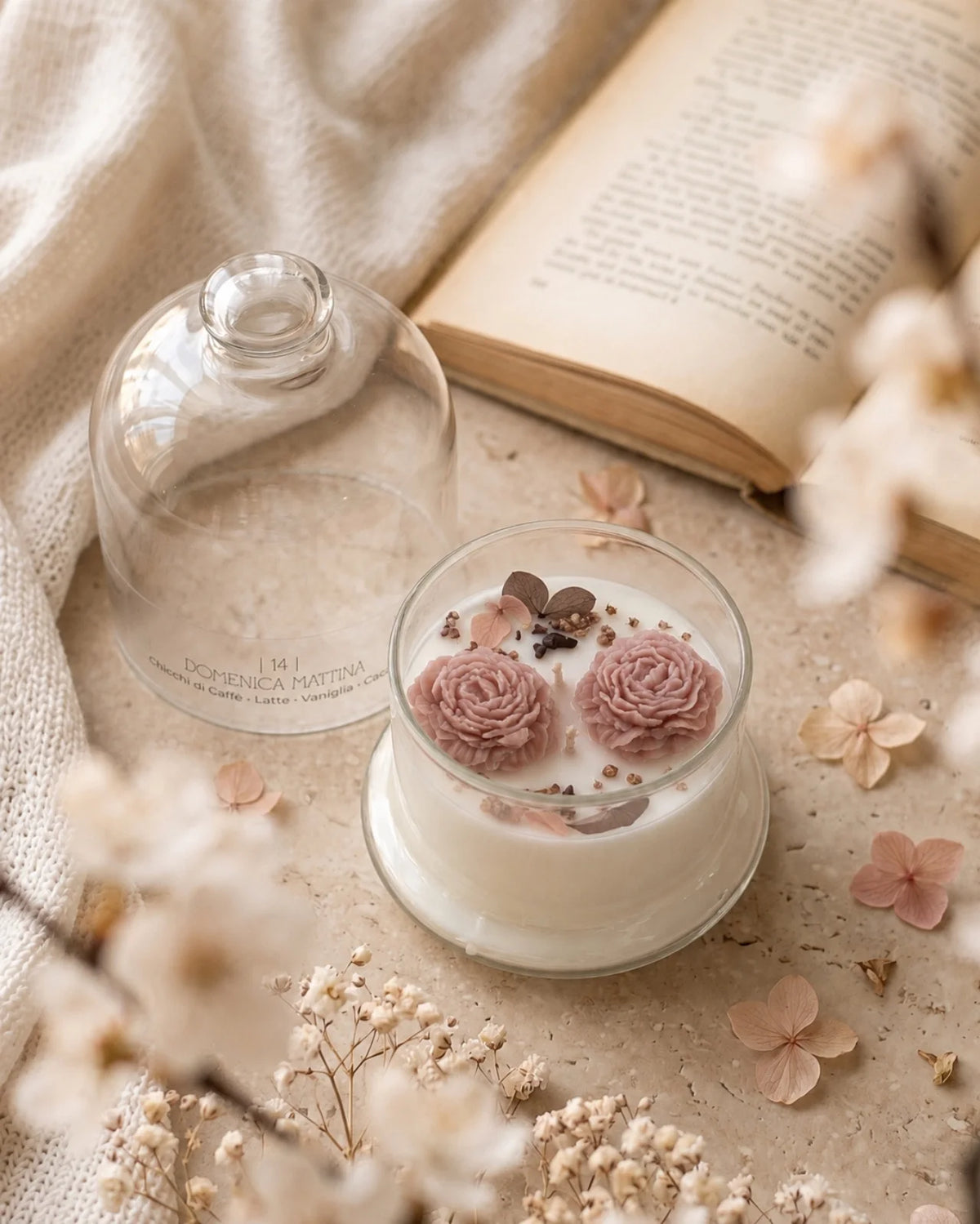 Candela botanica Hanami con campana di vetro, fiamme danzanti e composizione di petali e fiori essiccati con fiorellini di cera ispirata alla fioritura dei ciliegi giapponesi | Profumo chicchi di caffè, latte, vaniglia, cacao - formato piccolo 200 gr 
