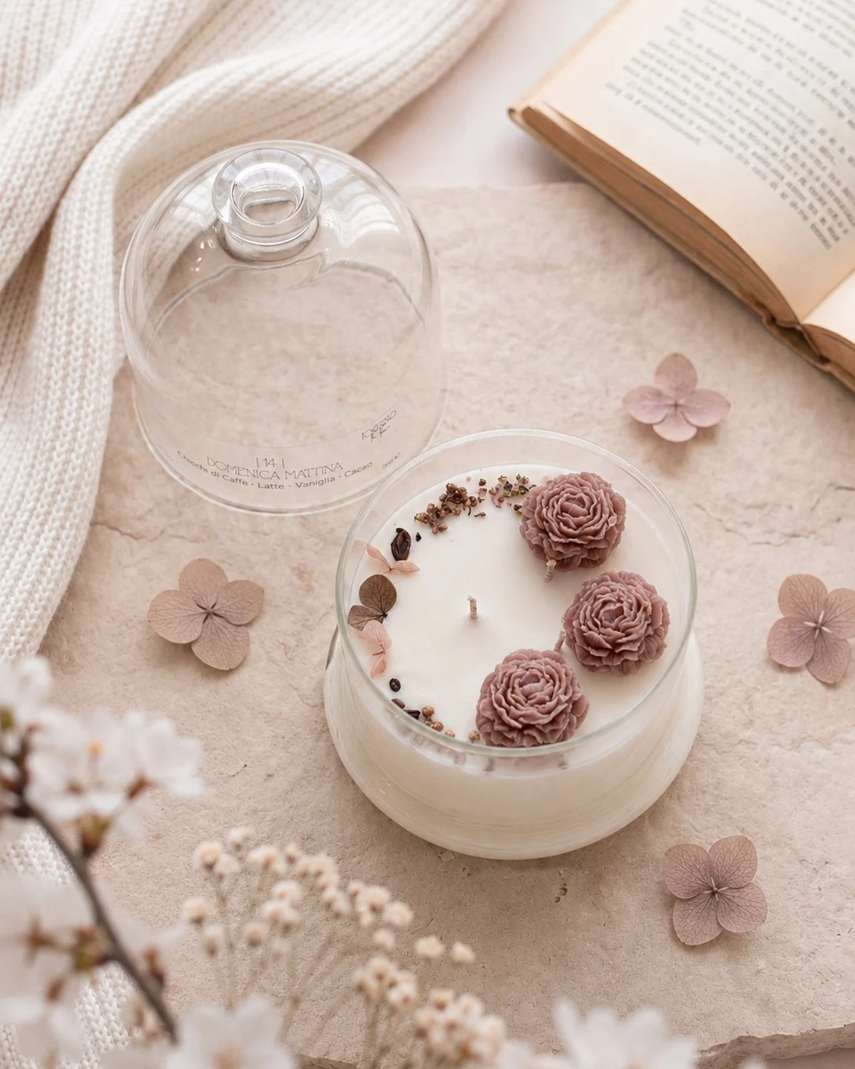 Candela botanica Hanami con campana di vetro, fiamme danzanti e composizione di petali e fiori essiccati con fiorellini di cera ispirata alla fioritura dei ciliegi giapponesi | Profumo gourmand, tostato e dolce formato 350 gr 