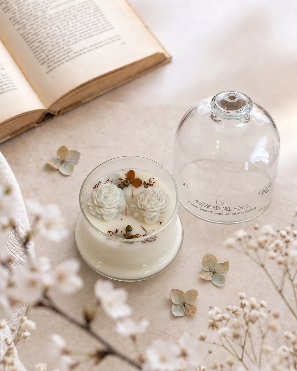 Candela botanica Hanami con campana di vetro, fiamme danzanti e composizione di petali e fiori essiccati con fiorellini di cera ispirata alla fioritura dei ciliegi giapponesi | Profumo cumino, legno di cedro, muschio di quercia - formato piccolo 200 gr 