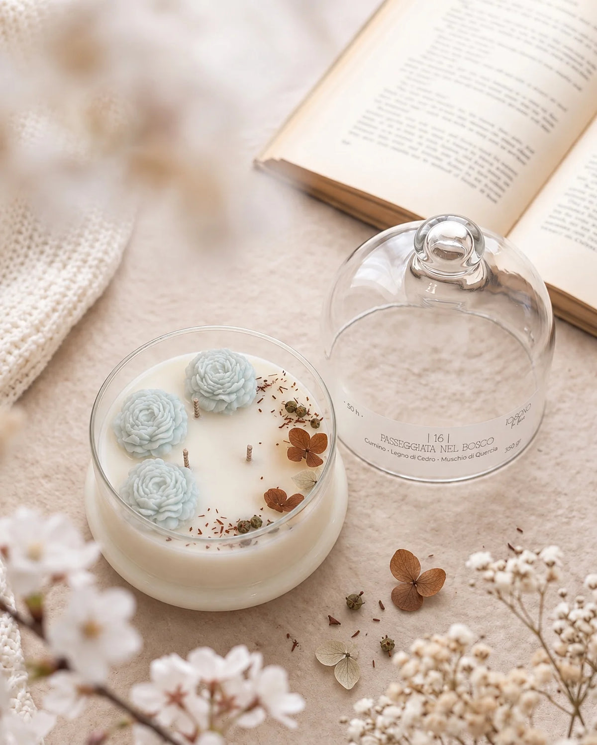 Candela botanica Hanami con campana di vetro, fiamme danzanti e composizione di petali e fiori essiccati con fiorellini di cera ispirata alla fioritura dei ciliegi giapponesi | Profumo legnoso, balsamico, terroso formato grande 350 gr 