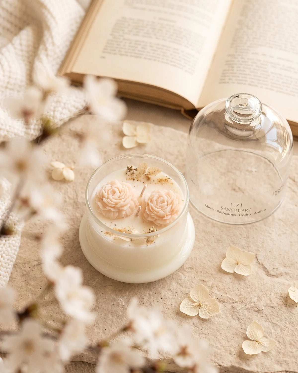 Candela botanica Hanami con campana di vetro, fiamme danzanti e composizione di petali e fiori essiccati con fiorellini di cera ispirata alla fioritura dei ciliegi giapponesi | Profumo mirra, palo santo, cedro, ambra - formato piccolo 200 gr 
