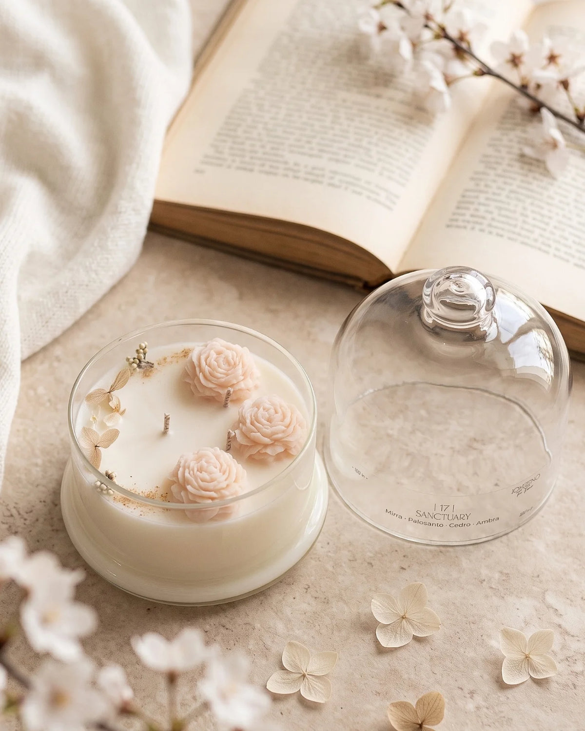 Candela botanica Hanami con campana di vetro, fiamme danzanti e composizione di petali e fiori essiccati con fiorellini di cera ispirata alla fioritura dei ciliegi giapponesi | Profumo legnoso, resinoso, aromatico formato grande 350 gr