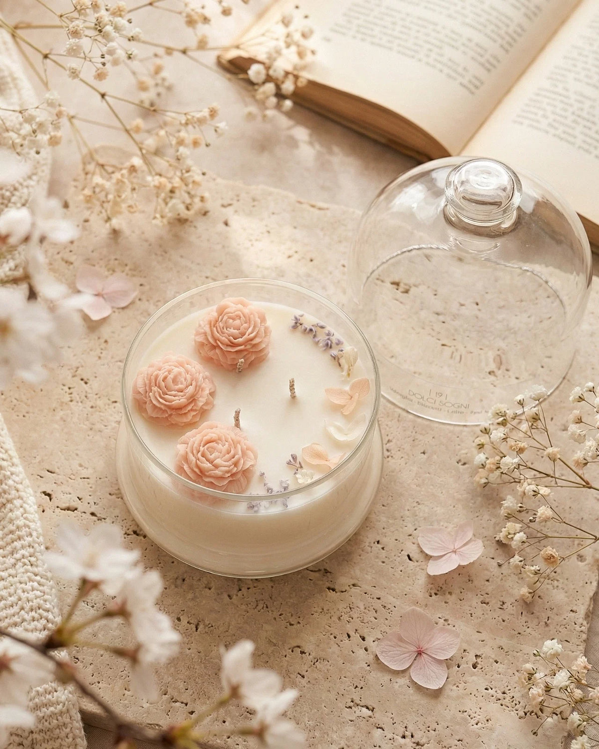 Candela botanica Hanami con campana di vetro, fiamme danzanti e composizione di petali e fiori essiccati con fiorellini di cera ispirata alla fioritura dei ciliegi giapponesi | Profumo gourmand, cremoso e vanigliato formato 350 gr 