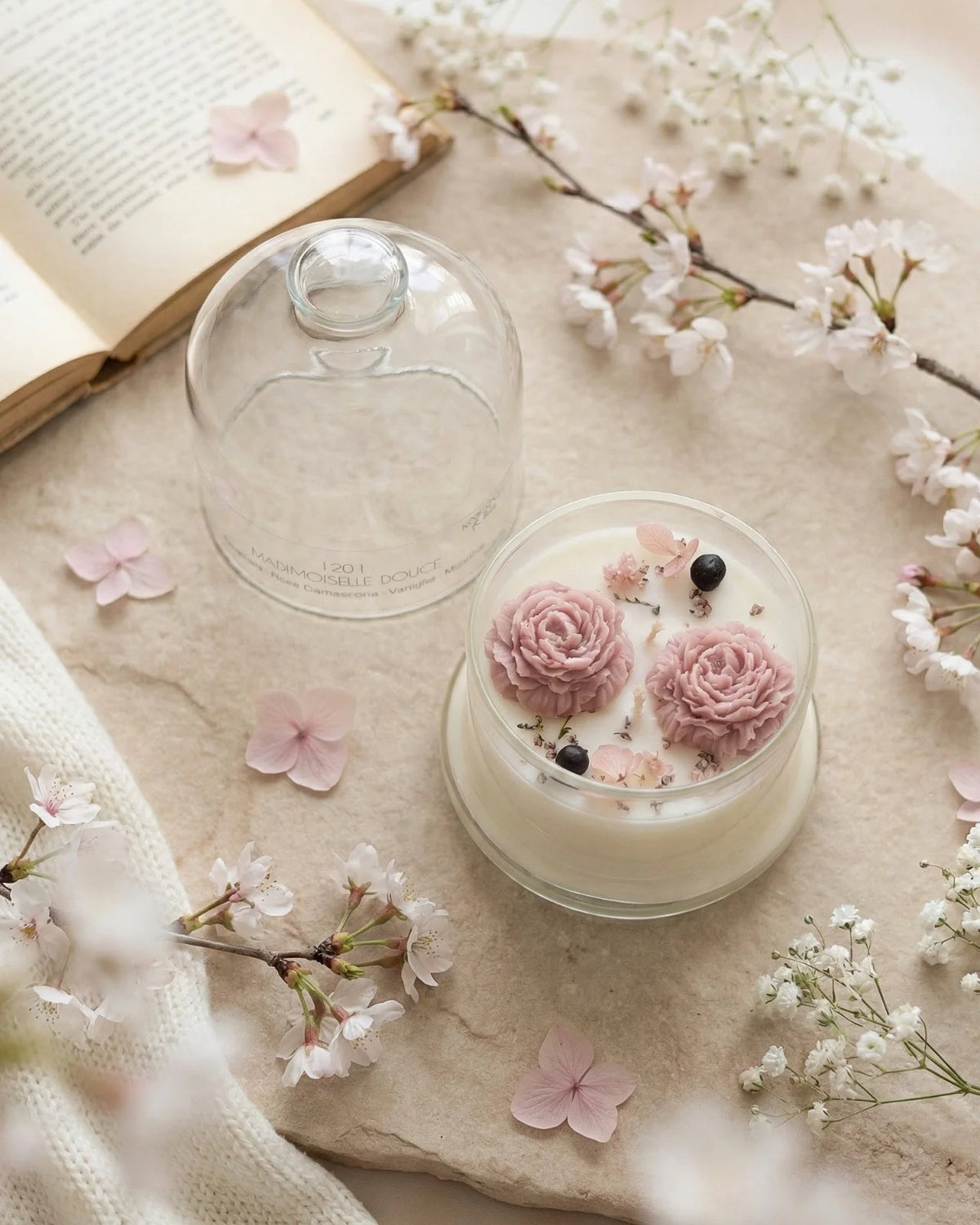 Candela botanica Hanami con campana di vetro, fiamme danzanti e composizione di petali e fiori essiccati con fiorellini di cera ispirata alla fioritura dei ciliegi giapponesi | Profumo magnolia, rosa damascena, vaniglia, muschio formato piccolo 200 gr 