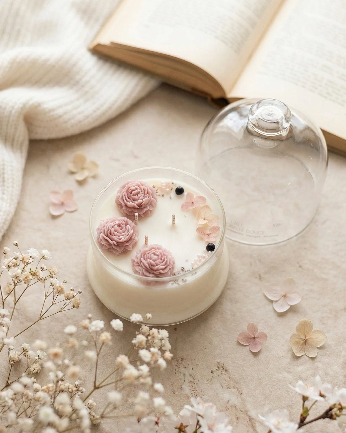 Candela botanica Hanami con campana di vetro, fiamme danzanti e composizione di petali e fiori essiccati con fiorellini di cera ispirata alla fioritura dei ciliegi giapponesi | Profumo fiorito, vanigliato e muschiato formato grande 350 gr