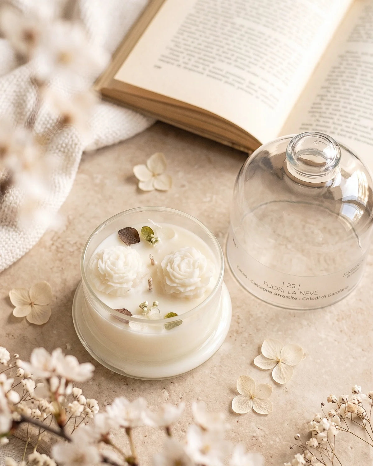 Candela botanica Hanami con campana di vetro, fiamme danzanti e composizione di petali e fiori essiccati con fiorellini di cera ispirata alla fioritura dei ciliegi giapponesi | Profumo cacao, castagne arrostite, chiodi di garofano - formato piccolo 200 gr 