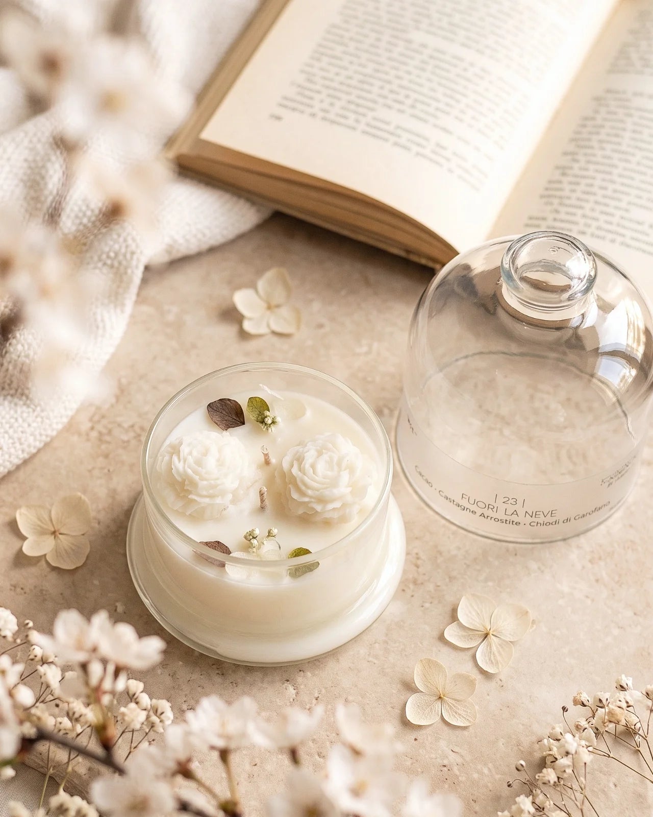 Candela botanica Hanami con campana di vetro, fiamme danzanti e composizione di petali e fiori essiccati con fiorellini di cera ispirata alla fioritura dei ciliegi giapponesi | Profumo cacao, castagne arrostite, chiodi di garofano - formato piccolo 200 gr 