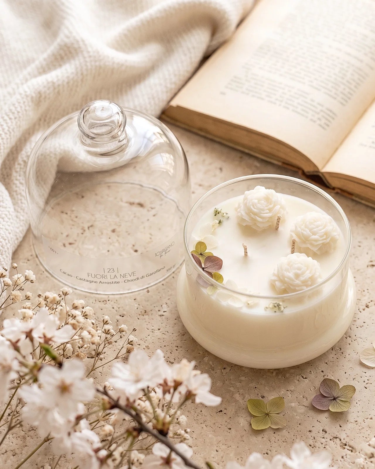 Candela botanica Hanami con campana di vetro, fiamme danzanti e composizione di petali e fiori essiccati con fiorellini di cera ispirata alla fioritura dei ciliegi giapponesi | Profumo gourmand, speziato, ardente formato grande 350 gr