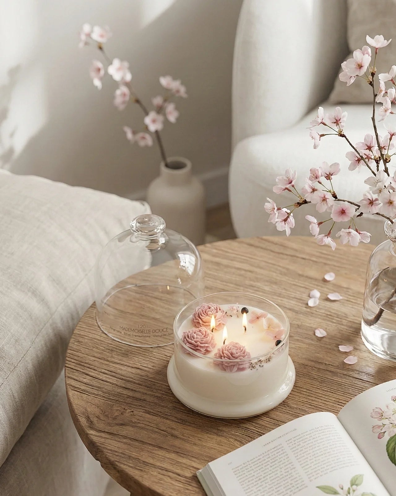 Candela botanica Hanami con campana di vetro, fiamme danzanti e composizione di petali e fiori essiccati con fiorellini di cera ispirata alla fioritura dei ciliegi giapponesi | Made in Italy - Io Sono La Luce