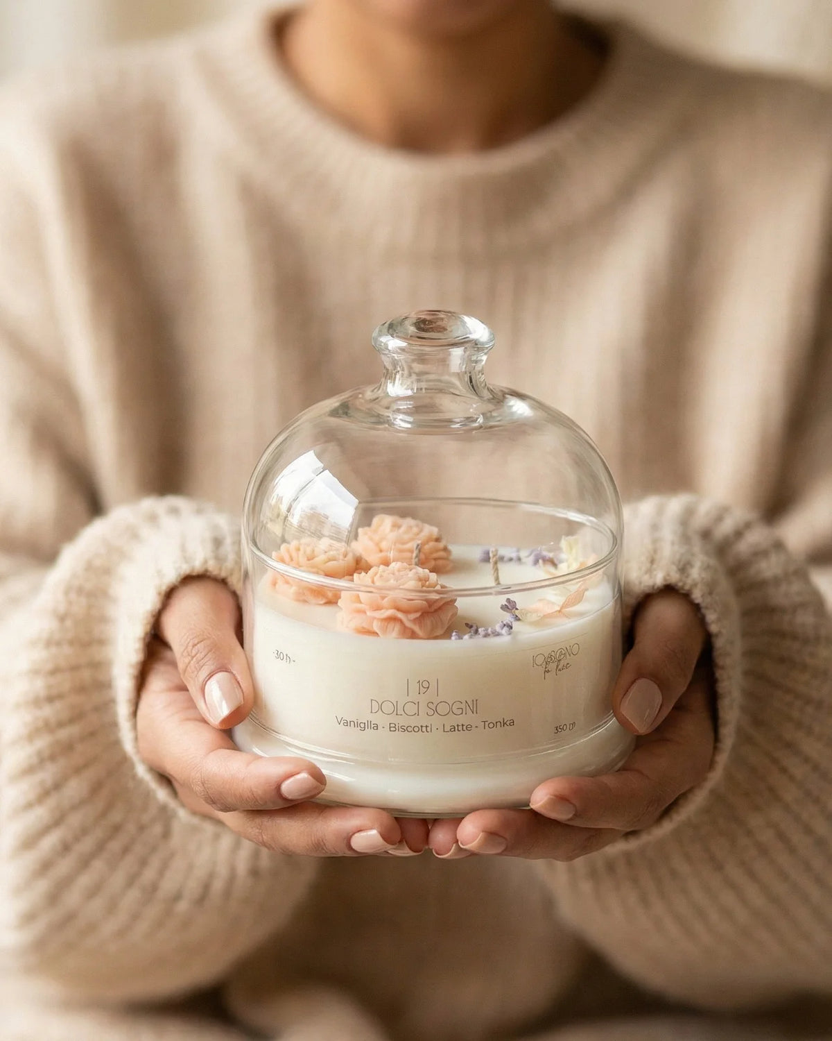 Candela botanica Hanami con campana di vetro, fiamme danzanti e composizione di petali e fiori essiccati con fiorellini di cera ispirata alla fioritura dei ciliegi giapponesi | Formato grande