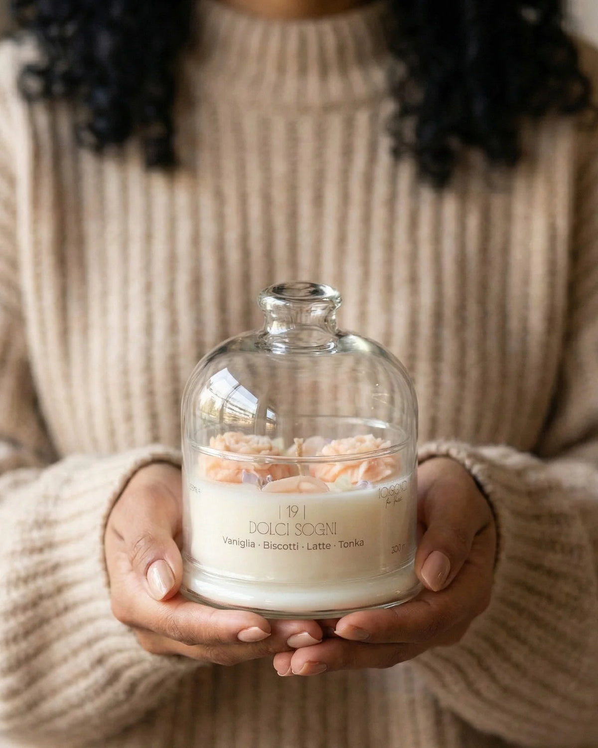 Candela botanica Hanami con campana di vetro, fiamme danzanti e composizione di petali e fiori essiccati con fiorellini di cera ispirata alla fioritura dei ciliegi giapponesi | Formato piccolo 200 gr