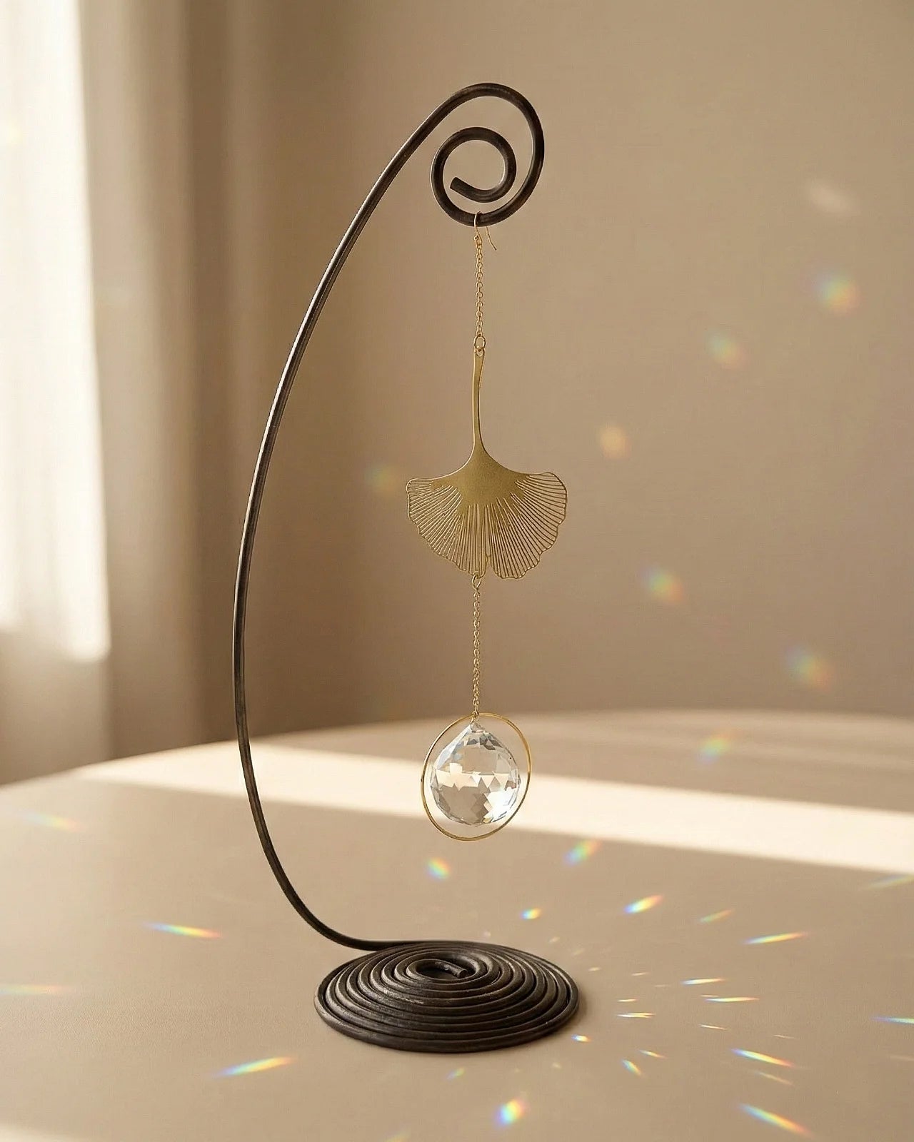 Heliophilia - Acchiappasole feng shui artigianale che crea arcobaleni di luce | Versione da tavolo con supporto in fil di ferro - suncather con cristallo e simbolo in ottone a forma di ginko