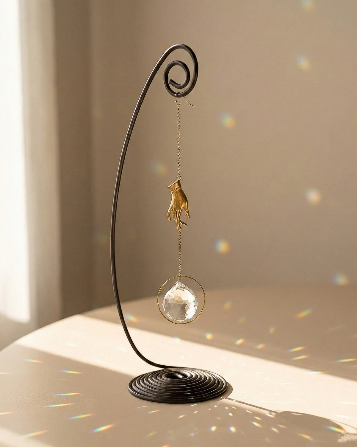 Heliophilia - Acchiappasole feng shui artigianale che crea arcobaleni di luce | Versione da tavolo con supporto in fil di ferro - suncather con cristallo e simbolo in ottone a forma di mano