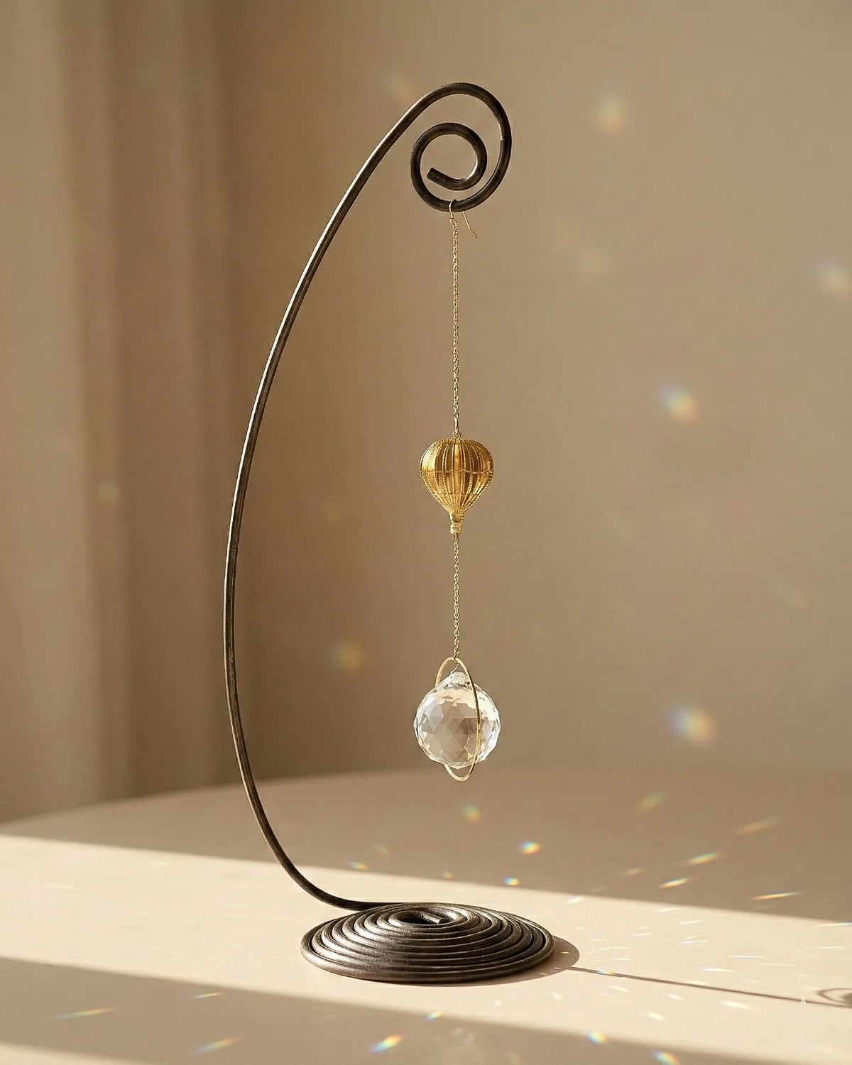 Heliophilia - Acchiappasole feng shui artigianale che crea arcobaleni di luce | Versione da tavolo con supporto in fil di ferro - suncather con cristallo e simbolo in ottone a forma di mongolfiera