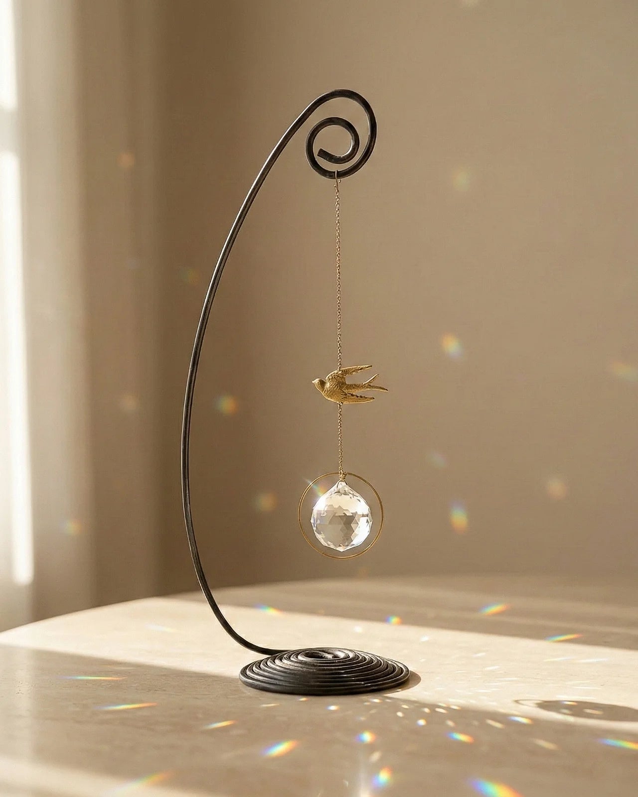 Heliophilia - Acchiappasole feng shui artigianale che crea arcobaleni di luce | Versione da tavolo con supporto in fil di ferro - suncather con cristallo e simbolo in ottone a forma di rondine