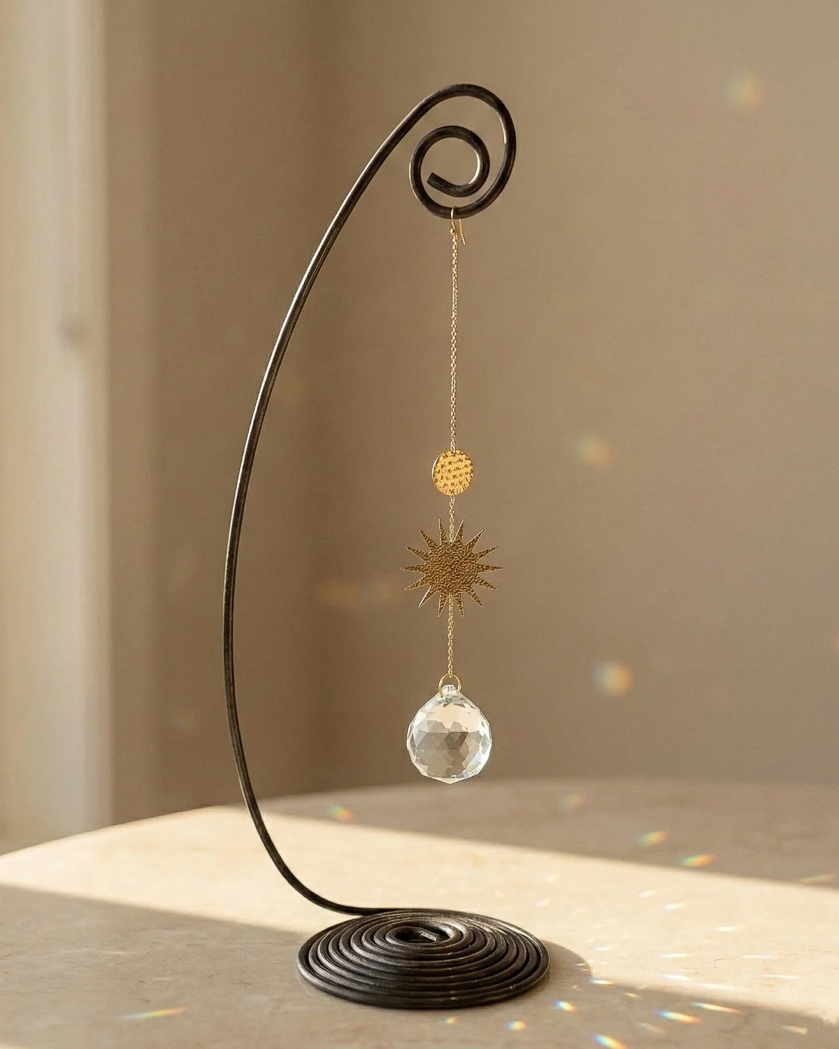 Heliophilia - Acchiappasole feng shui artigianale che crea arcobaleni di luce | Versione da tavolo con supporto in fil di ferro - suncather con cristallo e simbolo in ottone a forma di sole