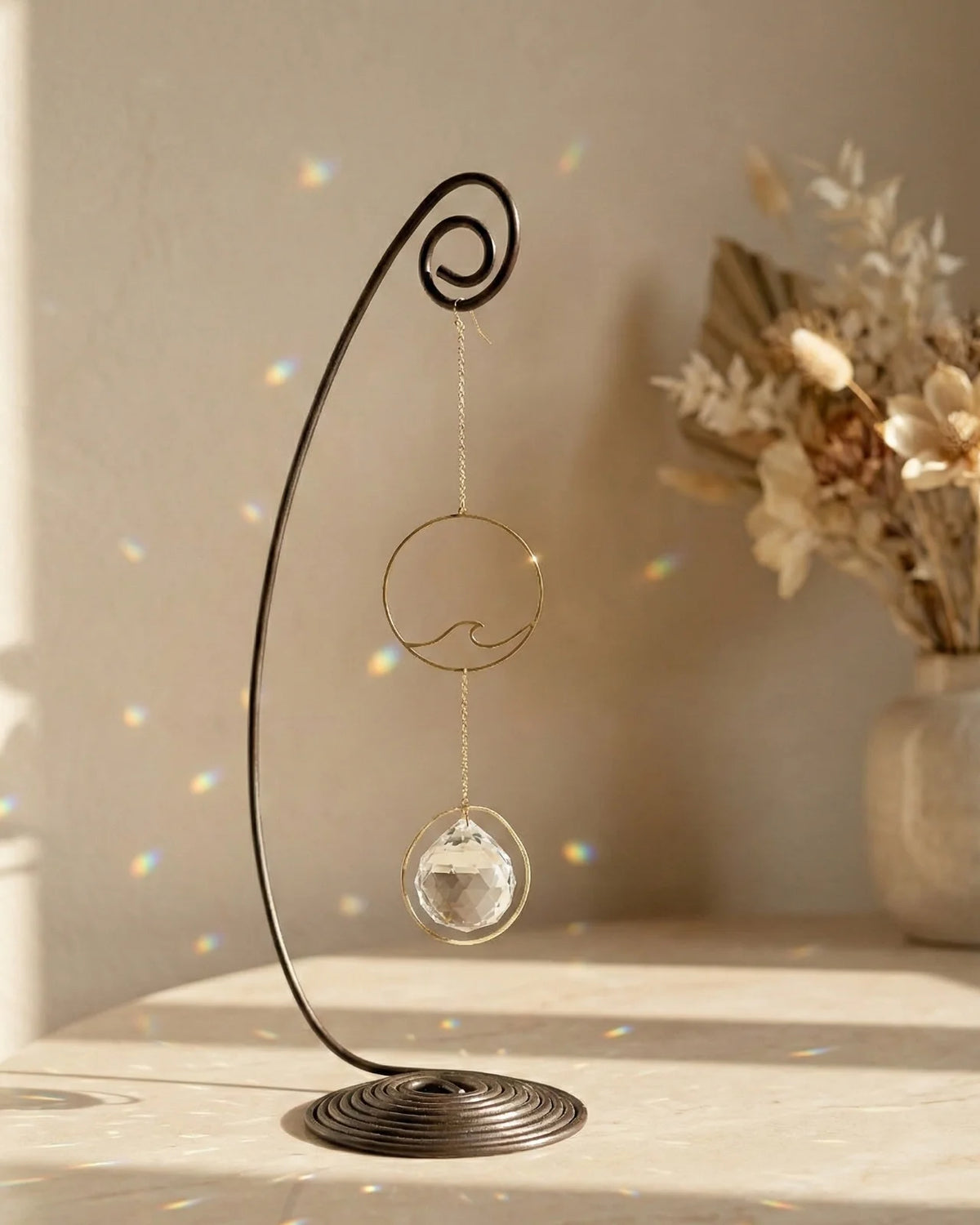 Suncatcher Heliophilia - Acchiappasole feng shui artigianale che crea arcobaleni di luce con cristallo e simbolo in ottone a forma di onda da tavola