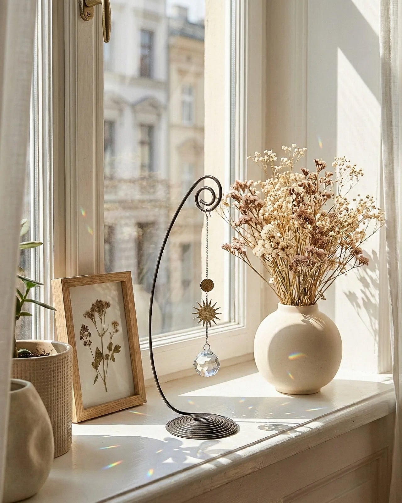 Suncatcher Heliophilia - Acchiappasole feng shui artigianale che crea arcobaleni di luce con cristallo e simbolo in ottone a forma di sole da poggiare sul mobile