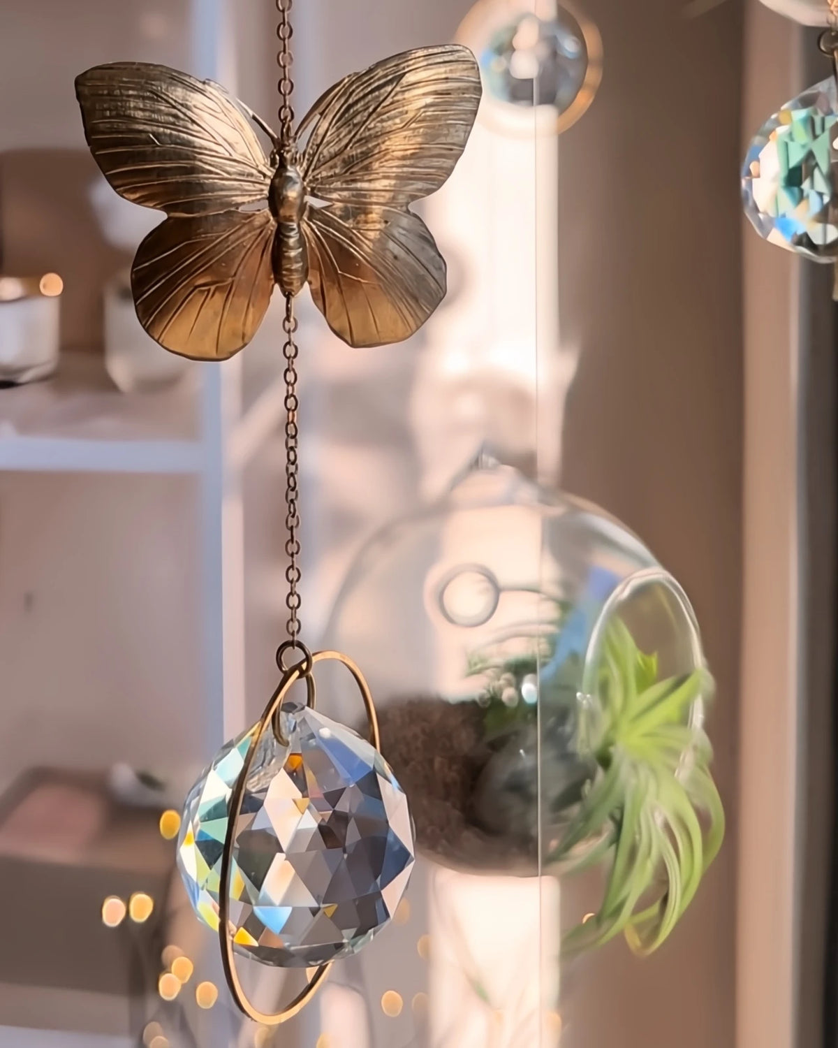 Suncatcher Heliophilia - Acchiappasole feng shui artigianale che crea arcobaleni di luce con cristallo sfaccettato e simboli in ottone