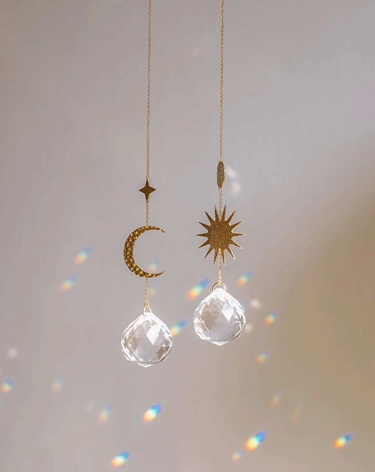 Suncatcher Heliophilia - Acchiappasole feng shui artigianale che crea arcobaleni di luce con cristallo sfaccettato e simboli in ottone duo luna e sole