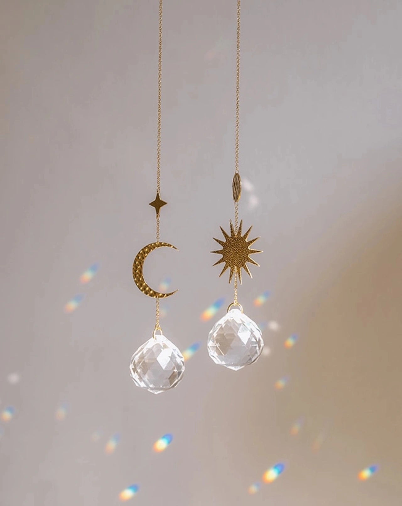 Suncatcher Heliophilia - Acchiappasole feng shui artigianale che crea arcobaleni di luce con cristallo sfaccettato e simboli in ottone