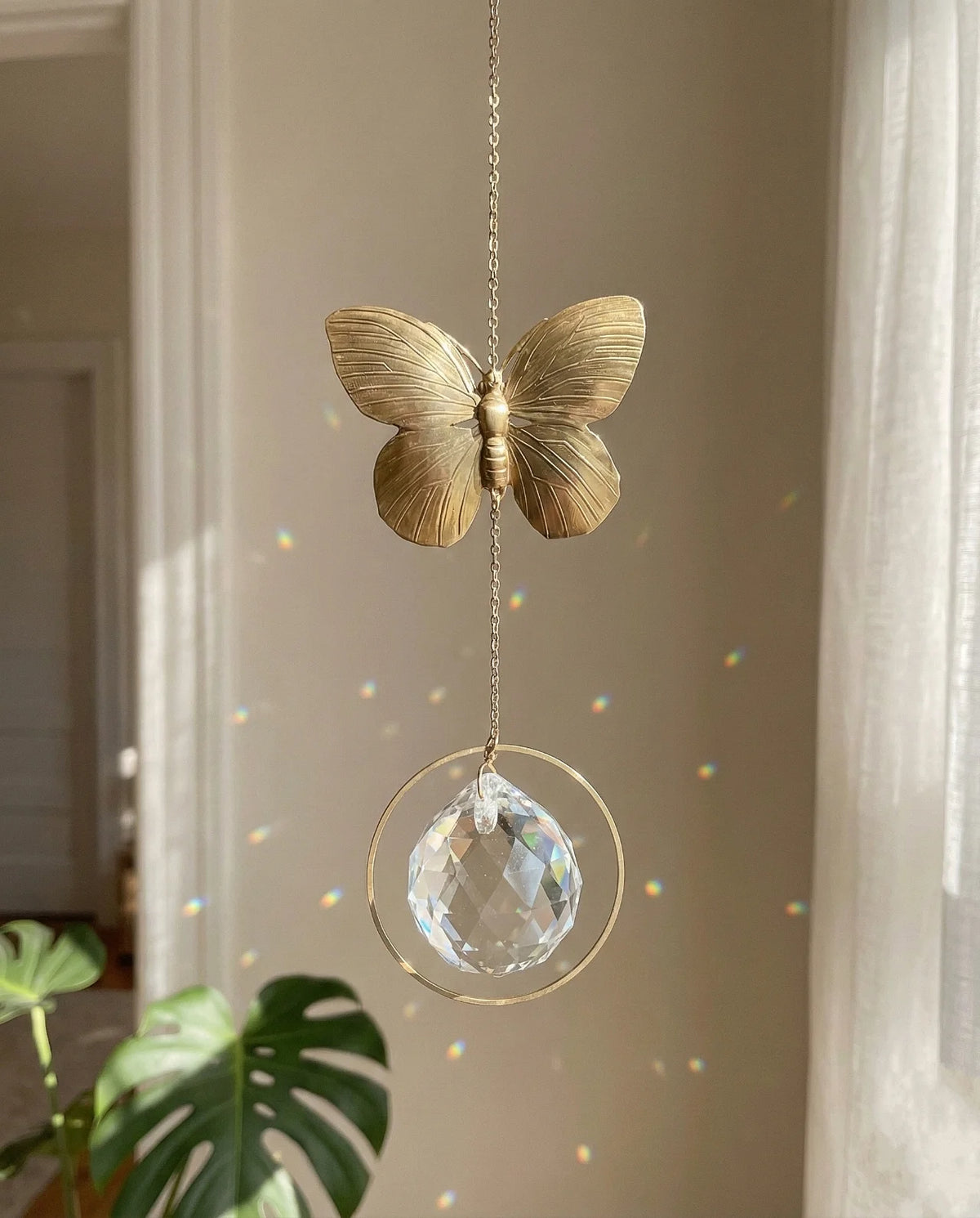 Suncatcher Heliophilia - Acchiappasole feng shui artigianale che crea arcobaleni di luce con cristallo e simbolo in ottone a forma di farfalla