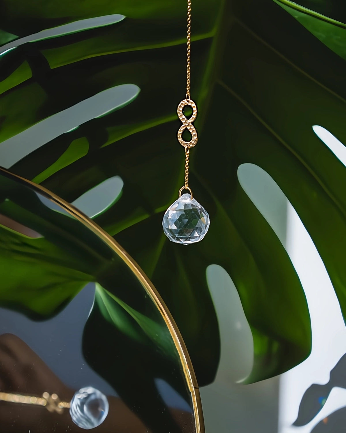 Suncatcher Heliophilia - Acchiappasole feng shui artigianale che crea arcobaleni di luce con cristallo sfaccettato e simbolo in ottone infinito