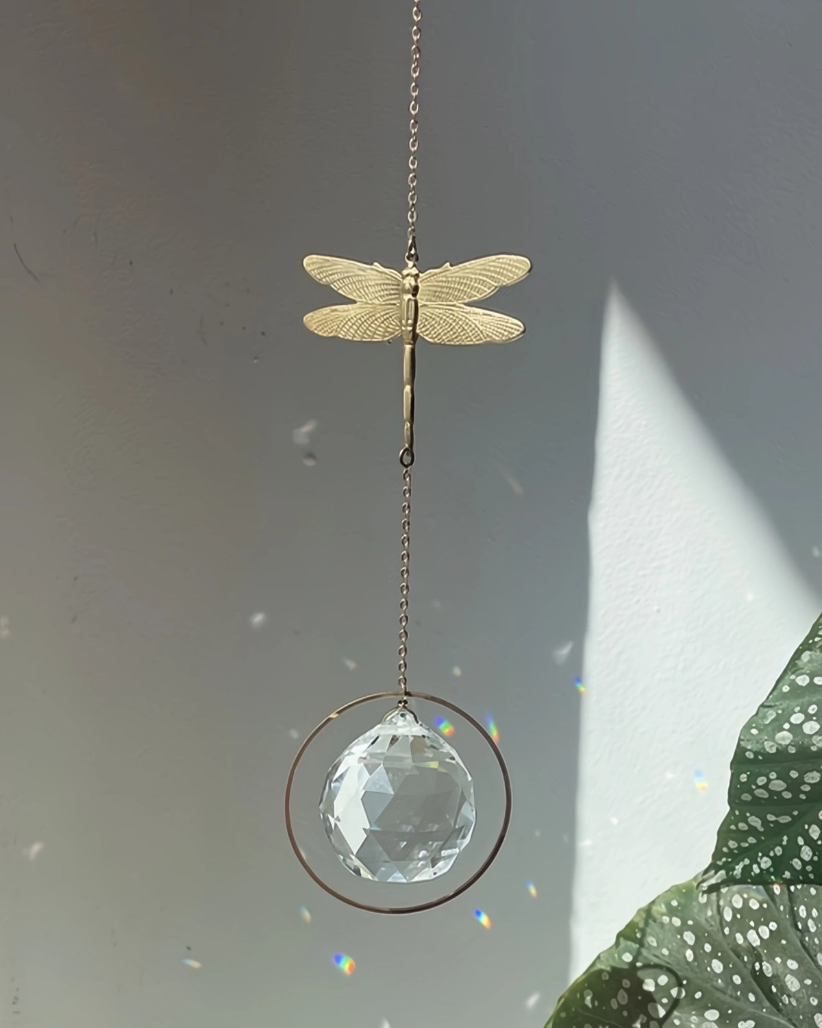 Suncatcher Heliophilia - Acchiappasole feng shui artigianale che crea arcobaleni di luce con cristallo sfaccettato e simbolo in ottone libellula