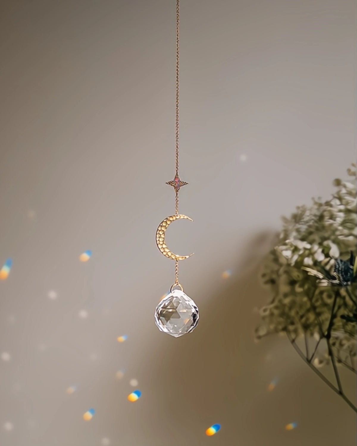 Suncatcher Heliophilia - Acchiappasole feng shui artigianale che crea arcobaleni di luce con cristallo sfaccettato e simbolo in ottone luna
